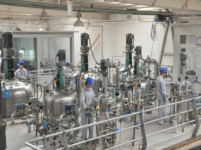 本产品接种有益生物菌,将肥料与土壤搅拌均匀或用土壤覆盖后灌溉; 2